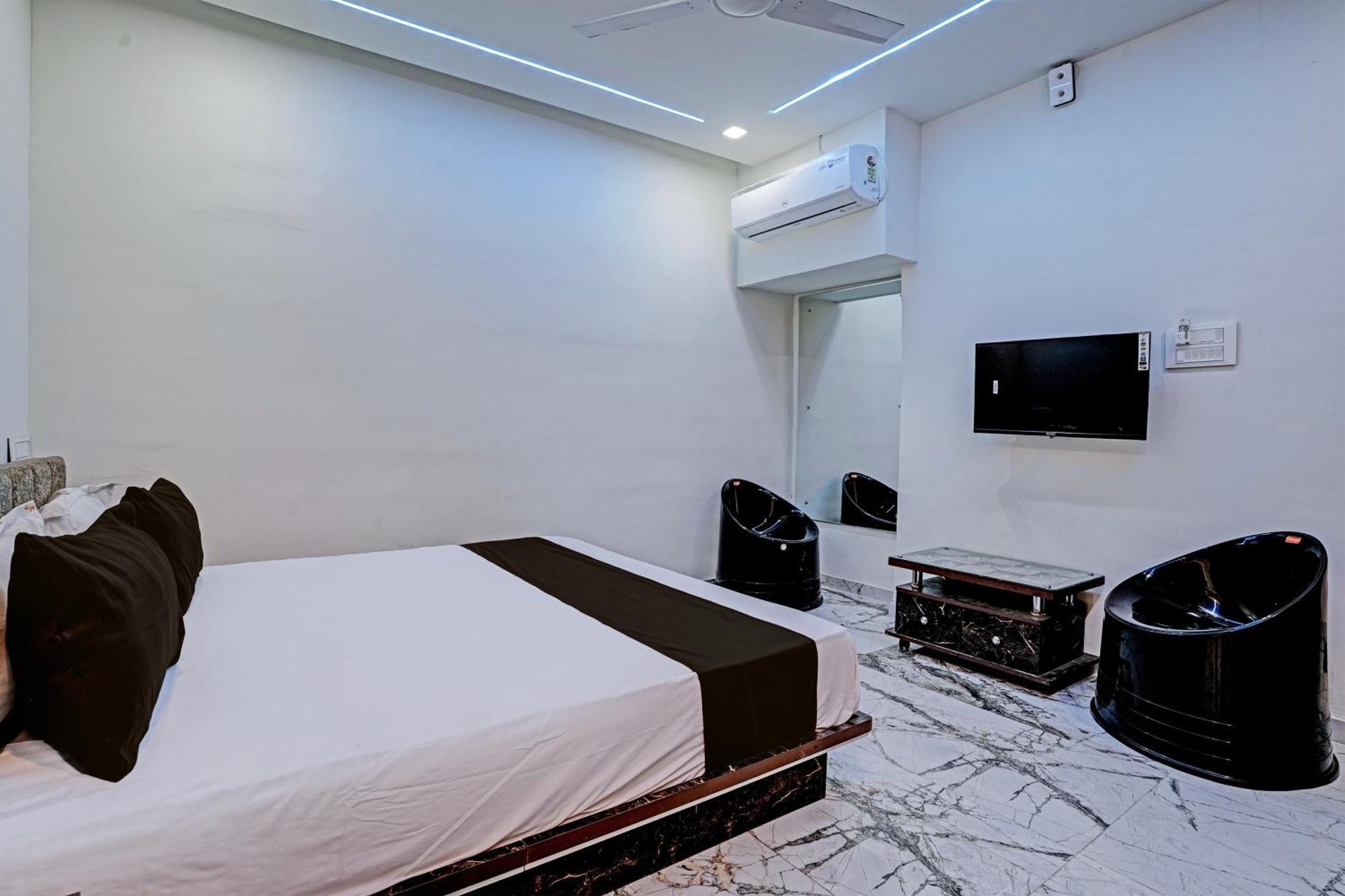 Hotel O White Palace Hotel Rajkot Dış mekan fotoğraf