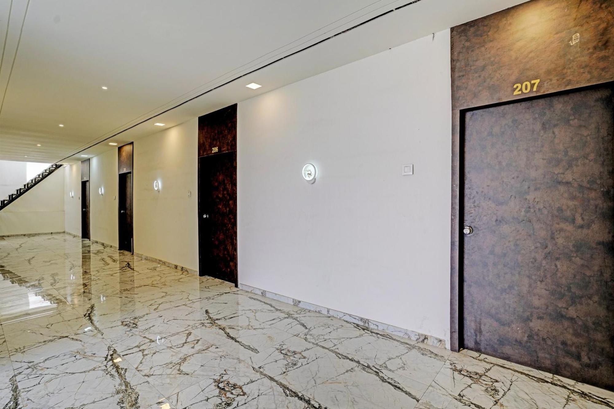 Hotel O White Palace Hotel Rajkot Dış mekan fotoğraf