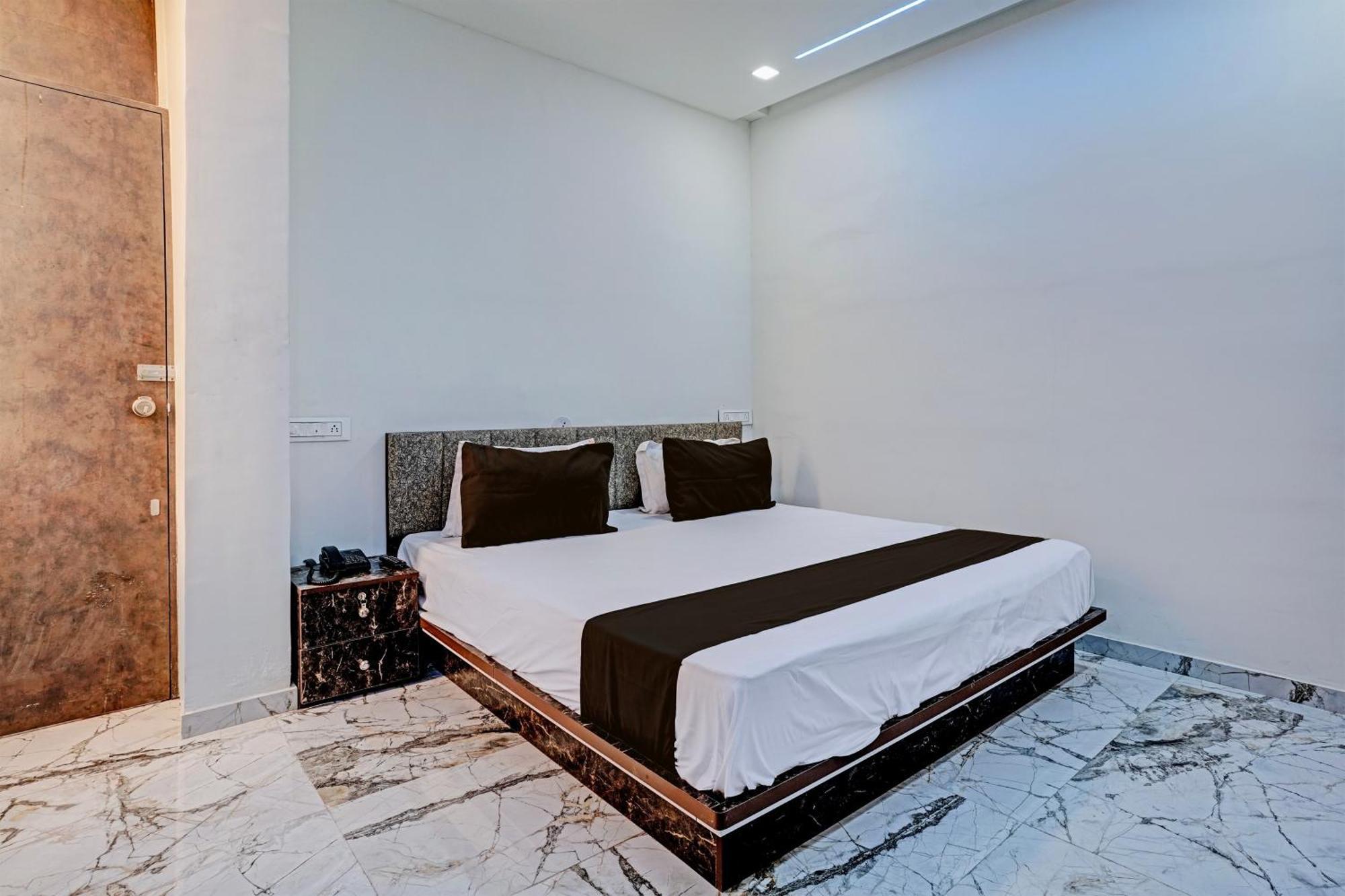 Hotel O White Palace Hotel Rajkot Dış mekan fotoğraf