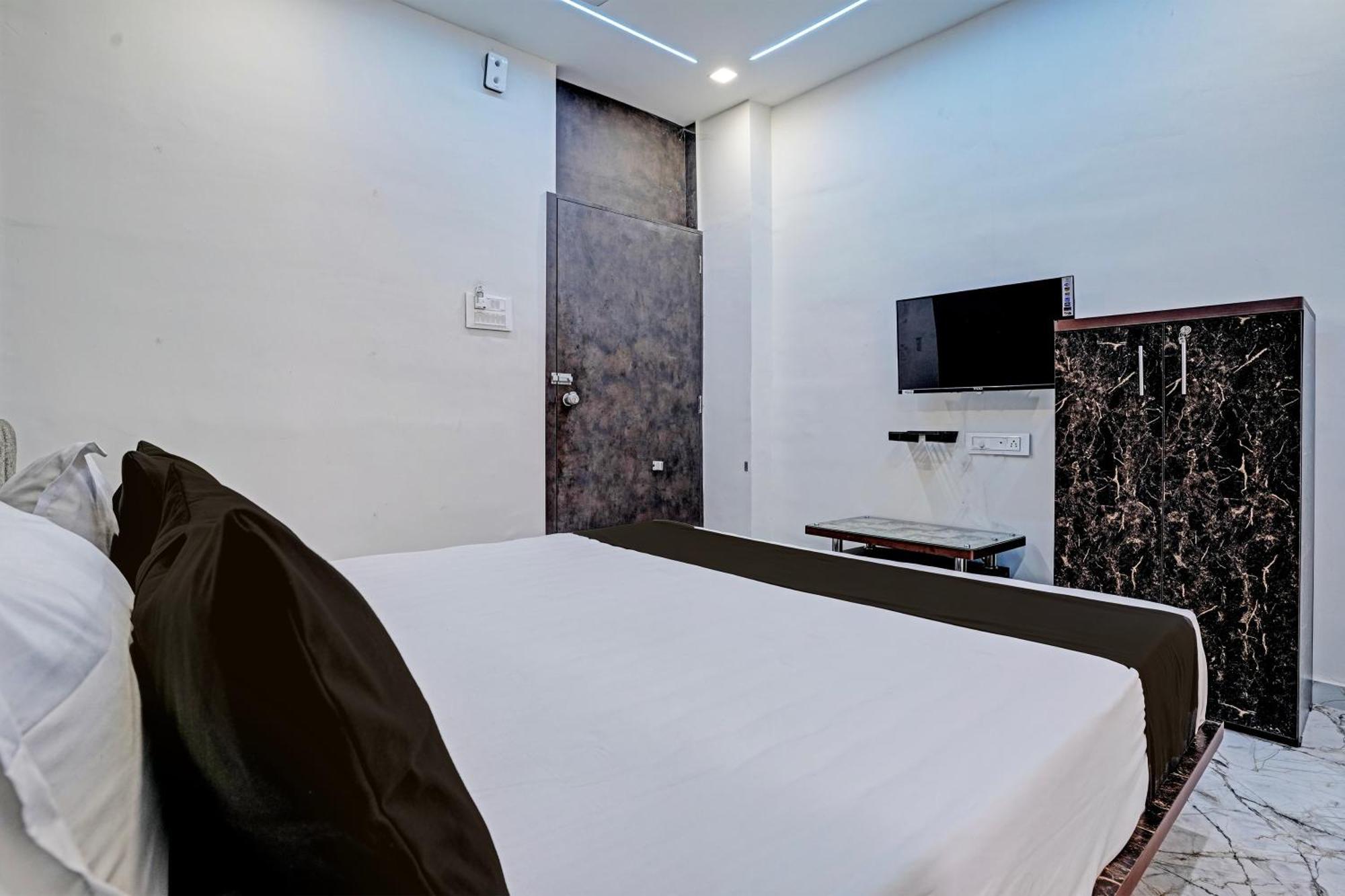 Hotel O White Palace Hotel Rajkot Dış mekan fotoğraf