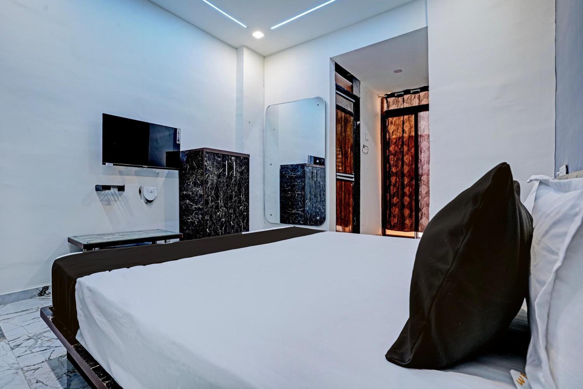 Hotel O White Palace Hotel Rajkot Dış mekan fotoğraf