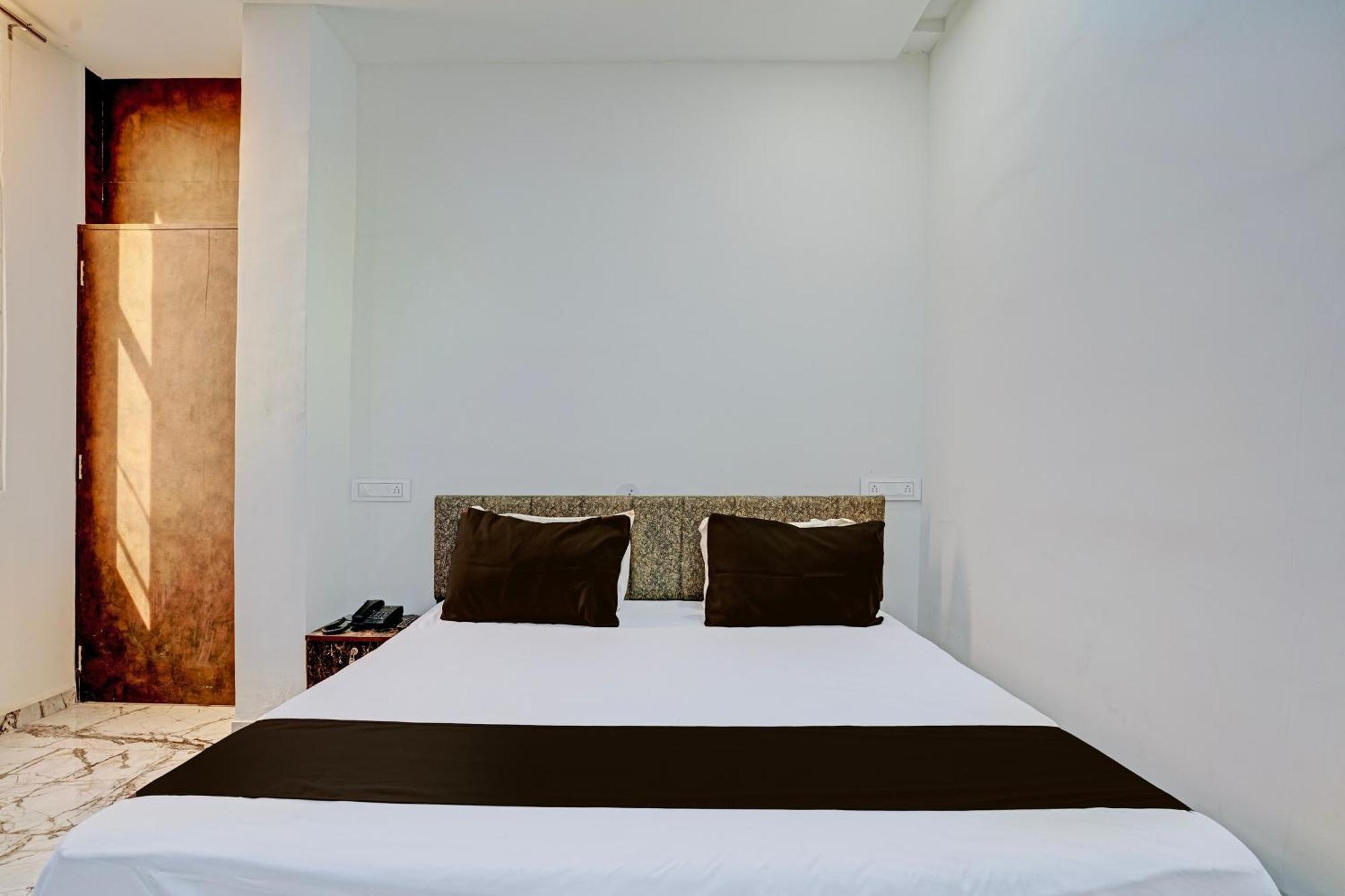 Hotel O White Palace Hotel Rajkot Dış mekan fotoğraf