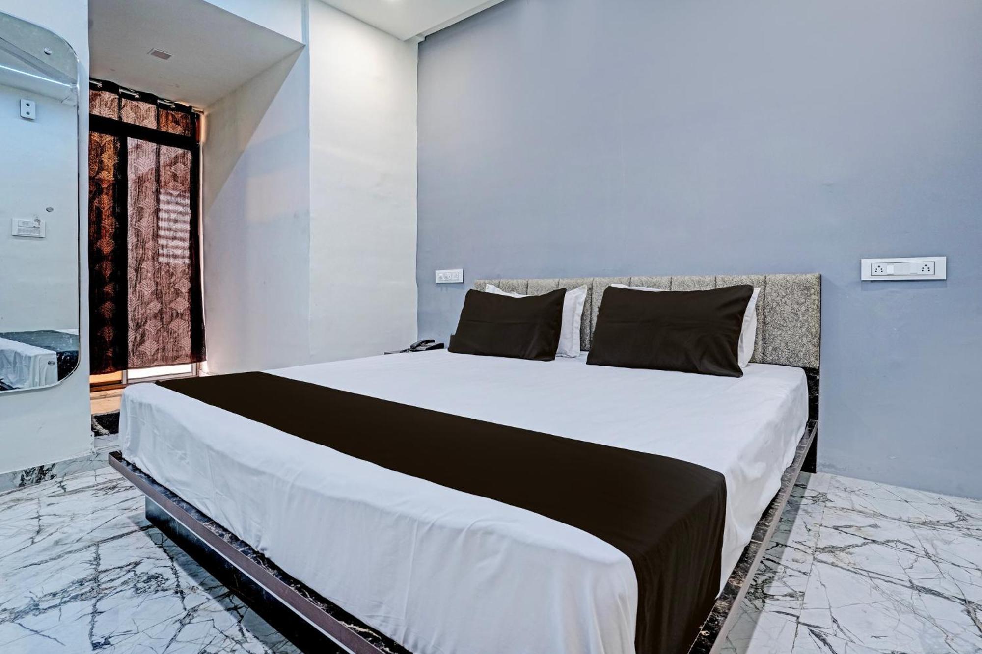 Hotel O White Palace Hotel Rajkot Dış mekan fotoğraf