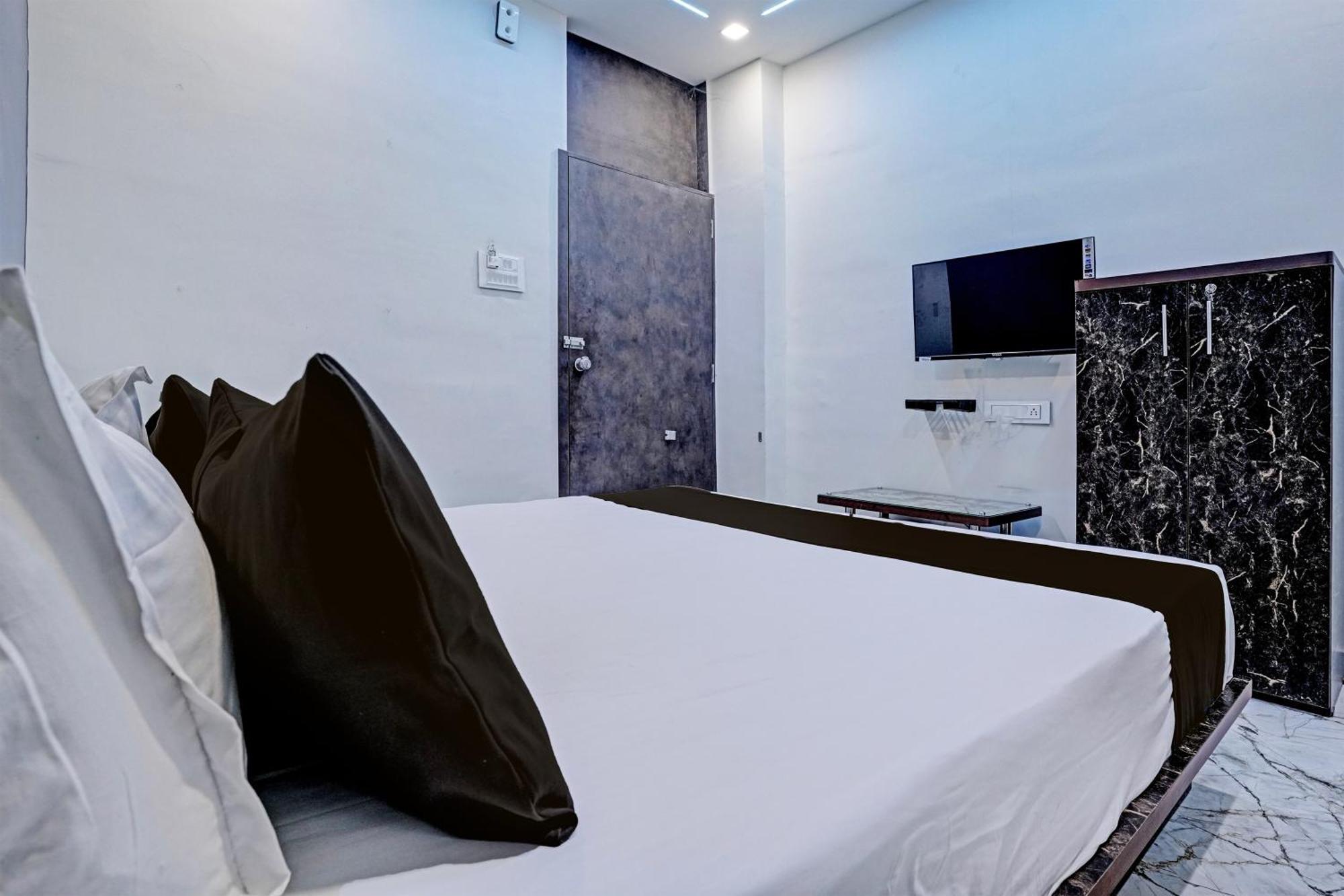 Hotel O White Palace Hotel Rajkot Dış mekan fotoğraf