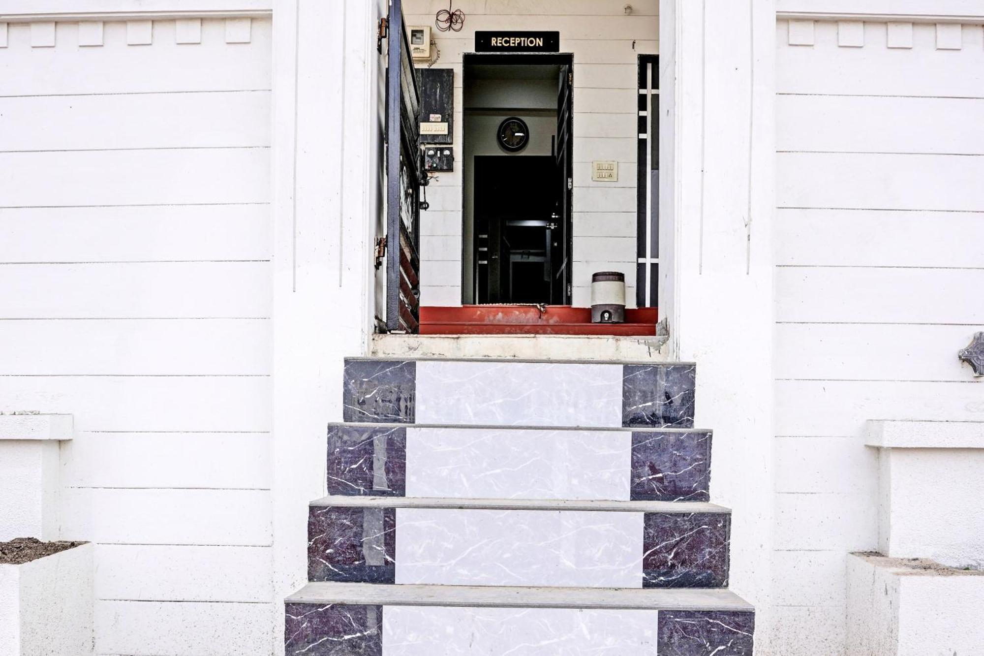 Hotel O White Palace Hotel Rajkot Dış mekan fotoğraf